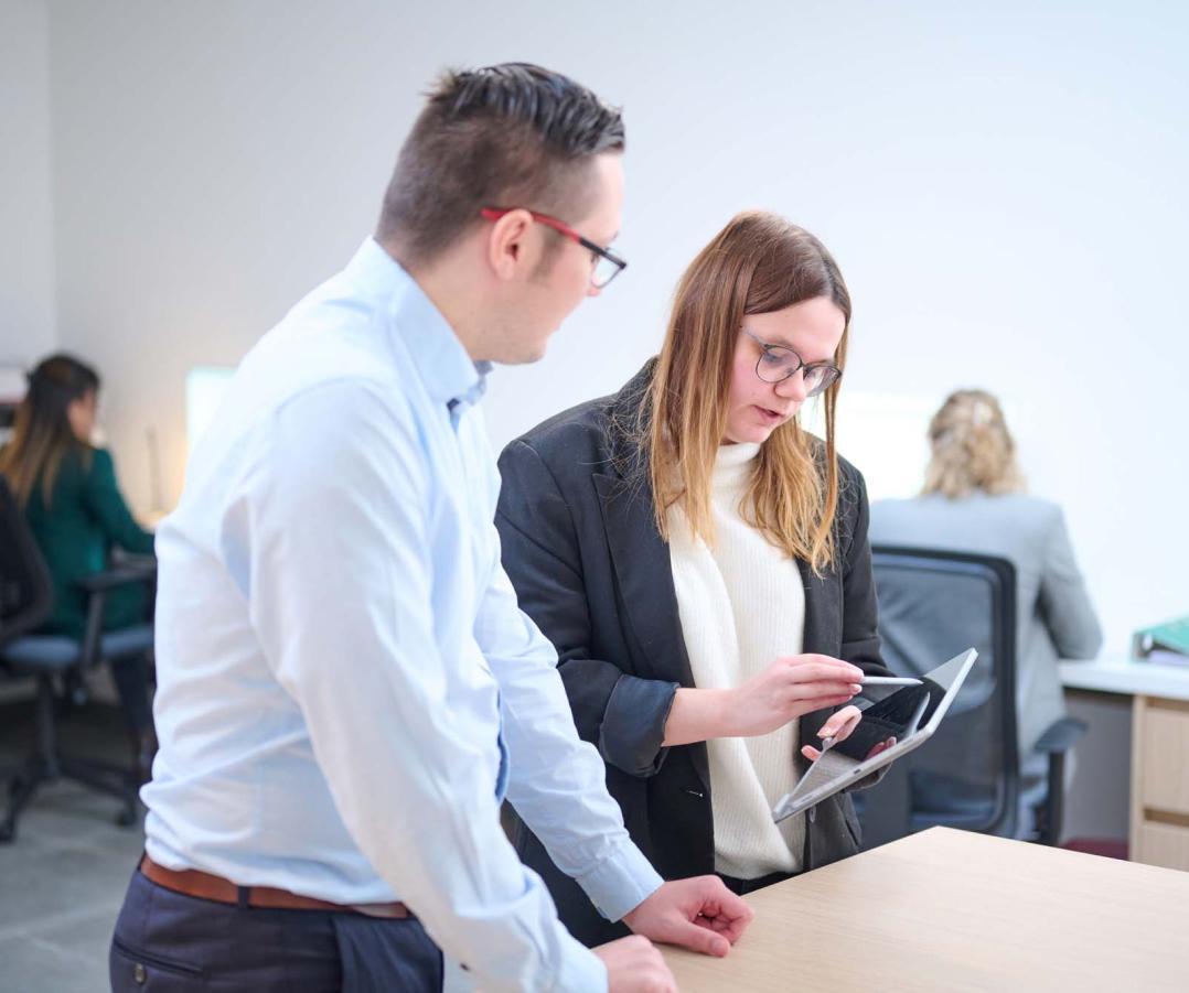 Werknemers van Movan in gesprek met elkaar