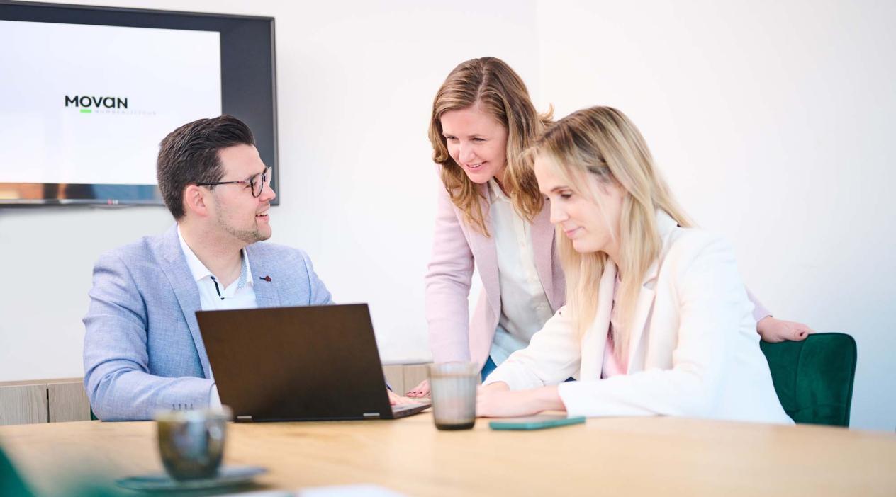 Werknemers van Movan in vergadering Werknemers van Movan in vergadering met elkaar